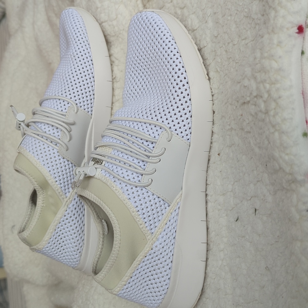 Super cute Fitflop sneakers